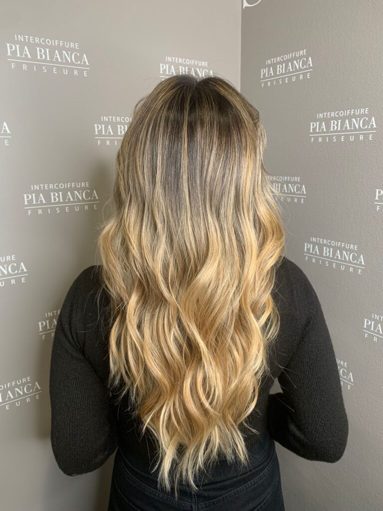 Friseur Koblenz Pia Bianca präsentiert stolz das Ergebnis einer Balayage Frisur in Koblenz bei Intercoiffure Pia Bianca.